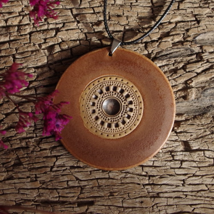 wisior brązowy z ornamentem.JPG