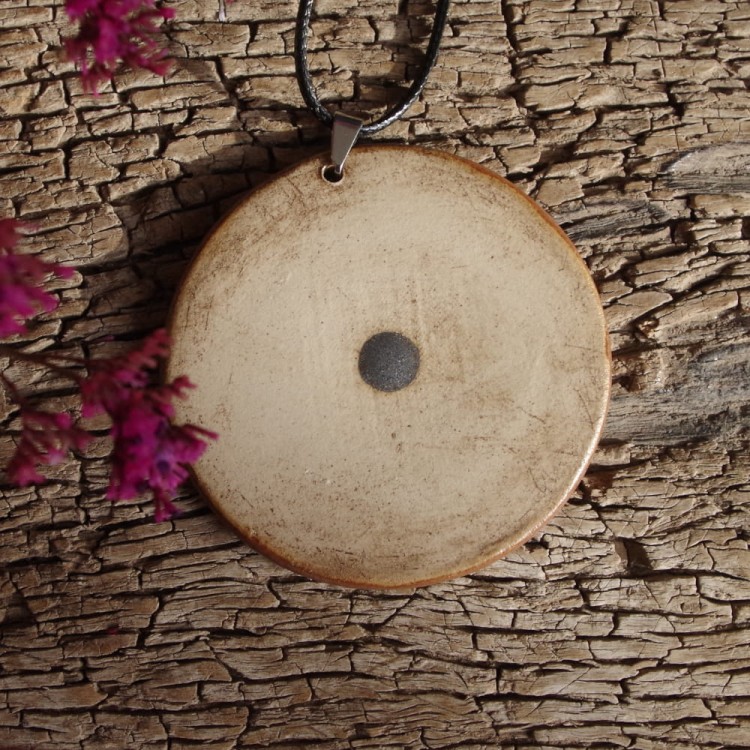 wisior brązowy z ornamentem_1.JPG