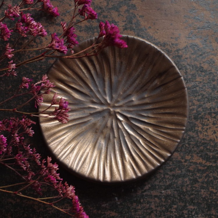 żłobiony złoty talerzyk.JPG