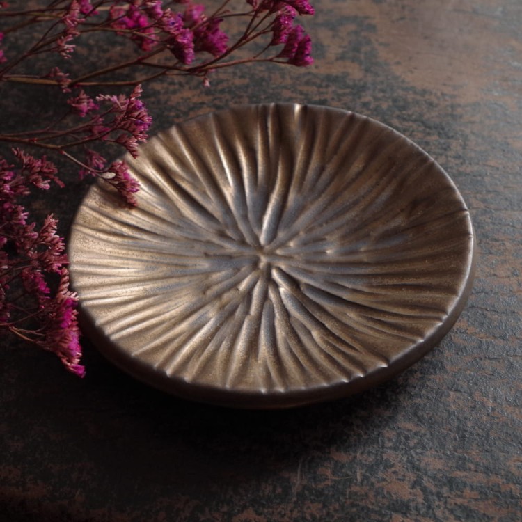 żłobiony złoty talerzyk_1.JPG